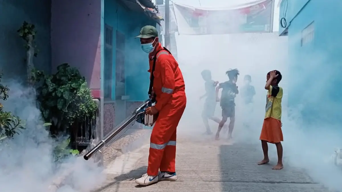 Petugas melakukan fogging di pemukiman warga